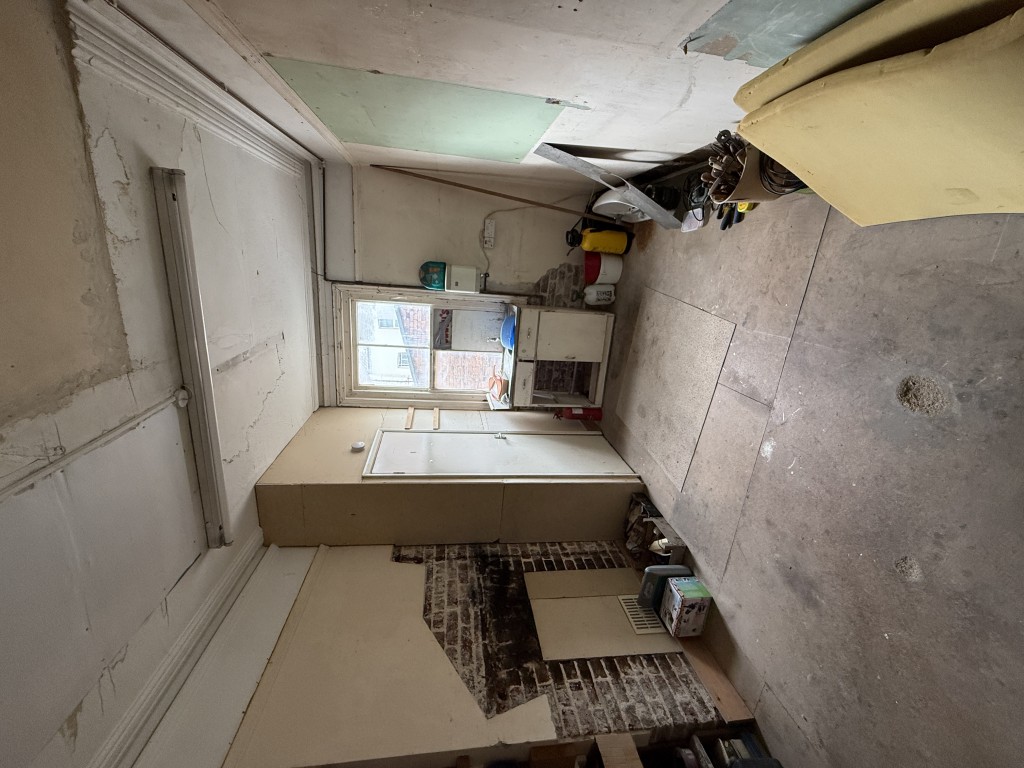 Lot: 44 - MIXED RESIDENTIAL AND COMMERCIAL BUILDING WITH POTENTIAL - Storage room